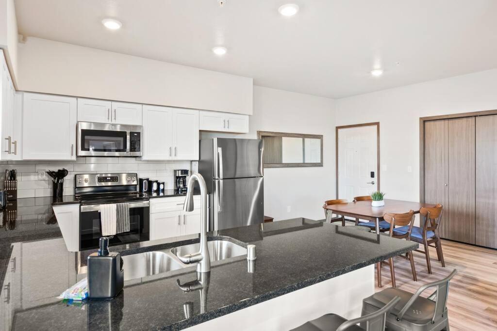Brand New 2 Bd 2 Bth Near Dt And Perry District Apartment *