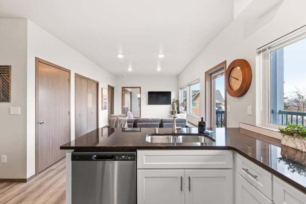 Brand New 2 Bd 2 Bth Near Dt And Perry District Apartment
